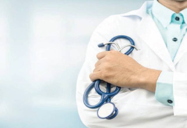 وزير الصحة يوجه الجهات المعنية للبدء بإجراءات إلحاق الأطباء المقبولين في برنامج الإقامة إلى مستشفيات الوزارة