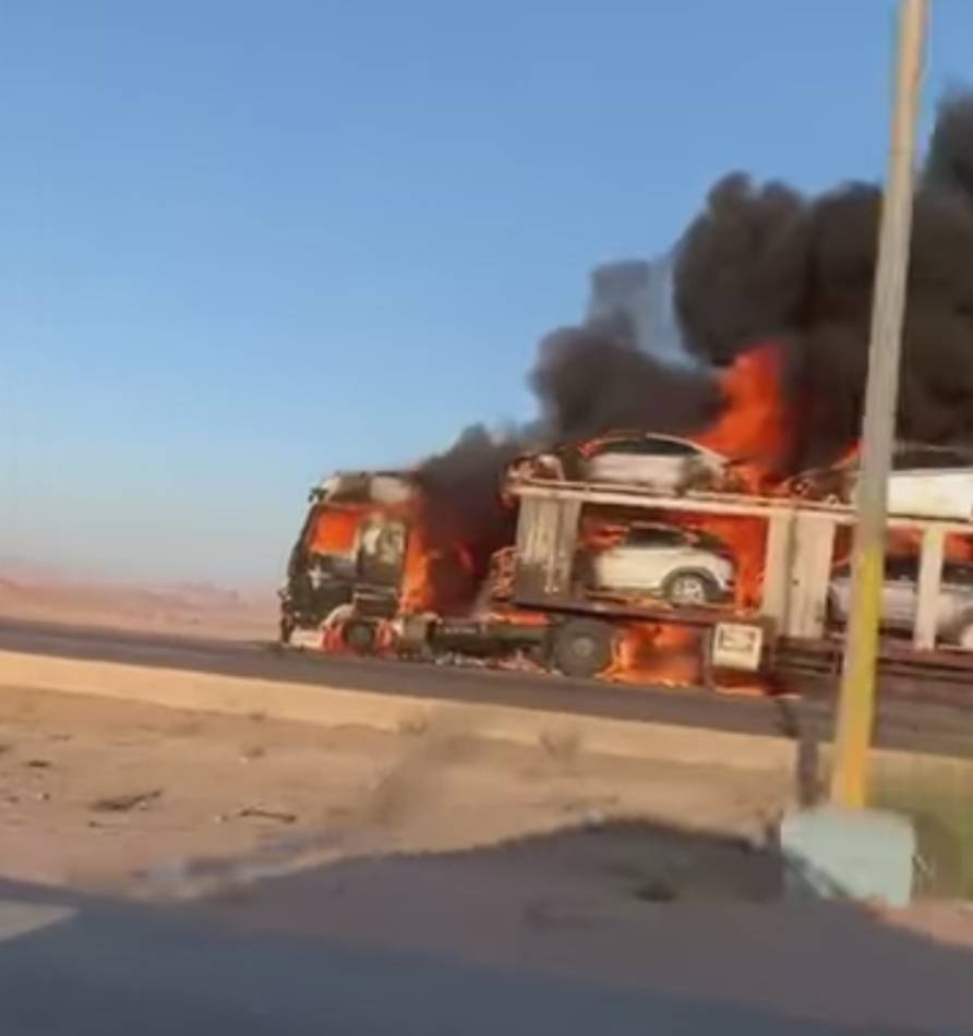 الدفاع المدني يخمد حريق شاحنة محملة بالمركبات في محافظة العقبة .. فيديو