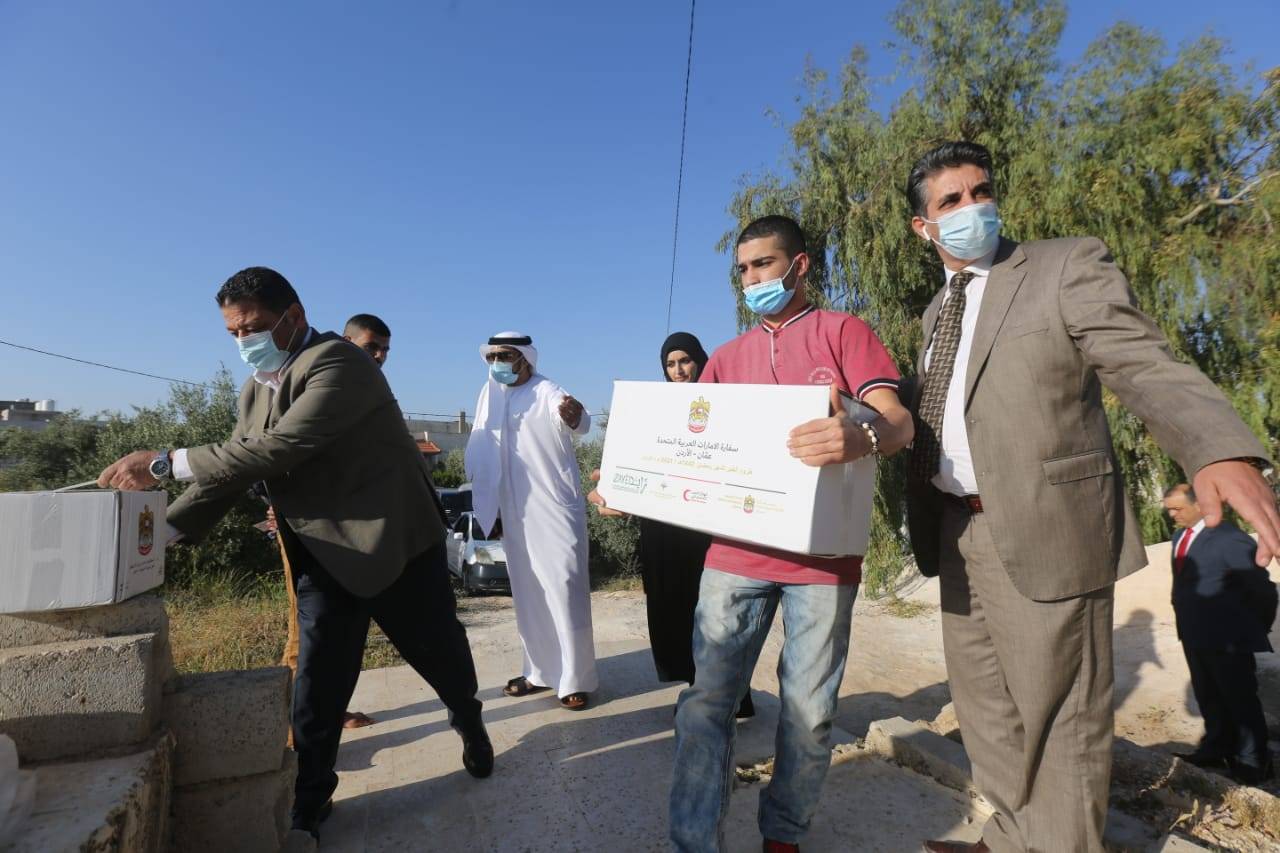 سفارة دولة الإمارات في الأردن تنفذ مشروع الطرود الغذائية والتمور