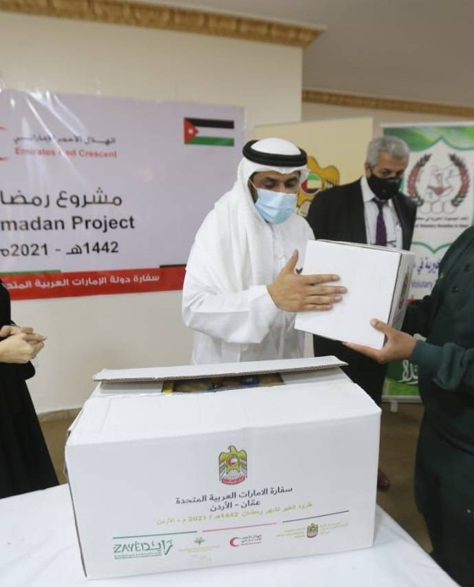 سفارة دولة الإمارات في الأردن تنفذ مشروع الطرود الغذائية والتمور