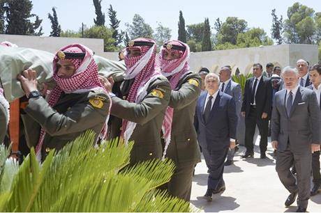 الملك يشارك في تشييع جثمان الأمير محمد بن طلال