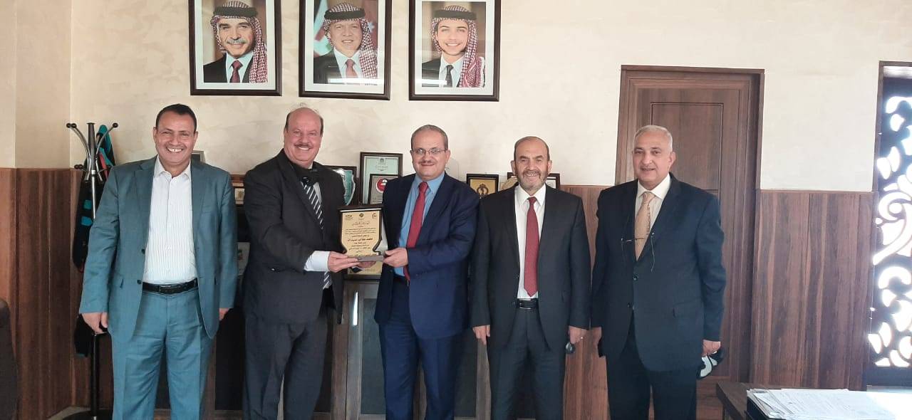 رئيس جامعة جدارا يكرم المراشدة تقديرًا لجهوده في دعم المؤتمرات العلمية التي اقامتها الجامعة مؤخرًا 