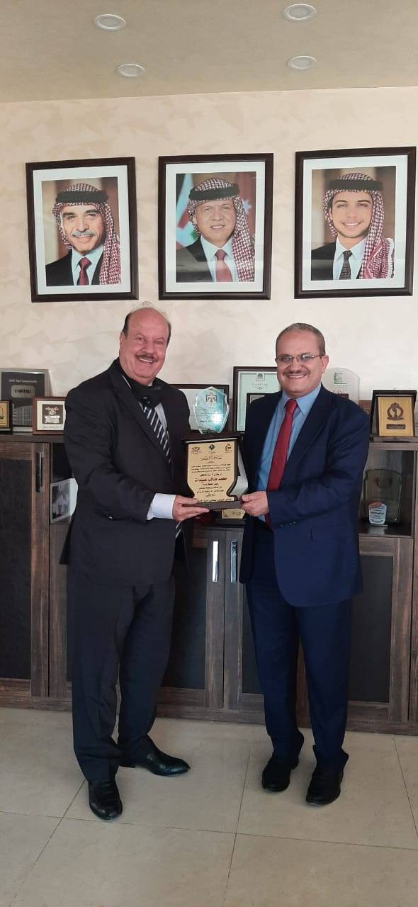 رئيس جامعة جدارا يكرم المراشدة تقديرًا لجهوده في دعم المؤتمرات العلمية التي اقامتها الجامعة مؤخرًا 