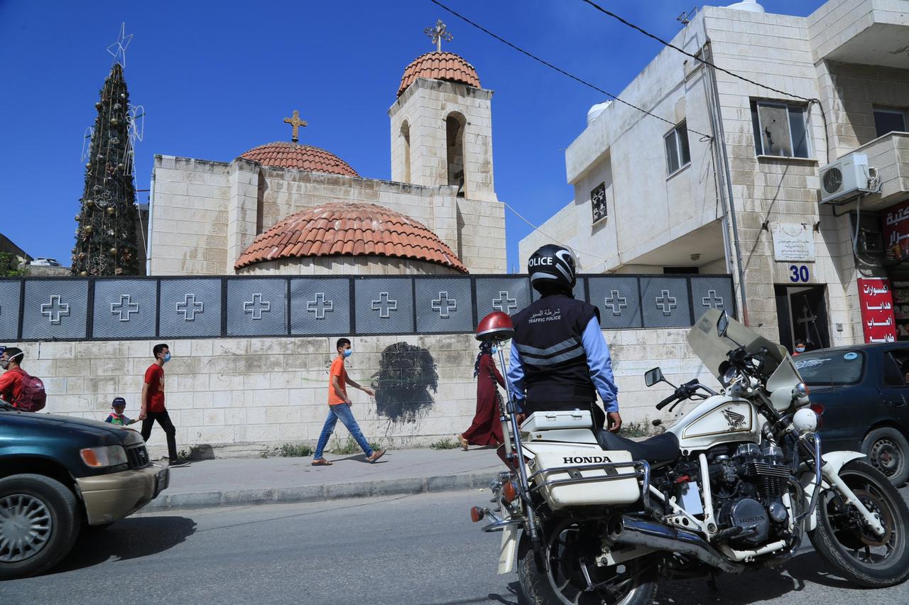 مديرية الامن العام تنفذ عدداً من الإجراءات الأمنية والمرورية والمجتمعية بالتزامن مع عيد الفصح المجيد .. صور 