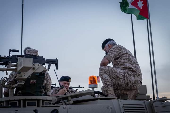 الملك يطلع على دبابة “سينتارو” التي دخلت الخدمة حديثا