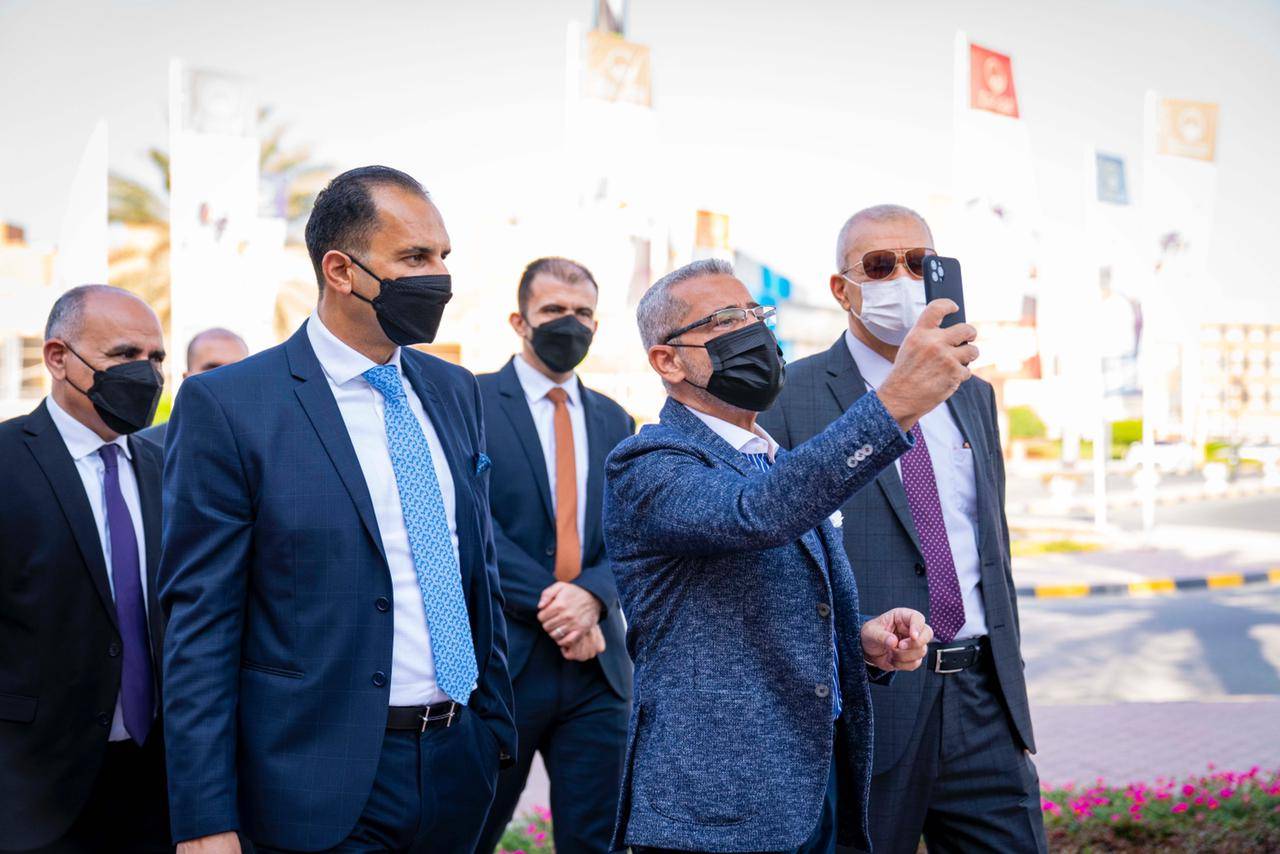 جامعة عجمان تكرّم الإعلامي البارز مصطفى الآغا لدوره المجتمعي الرائد