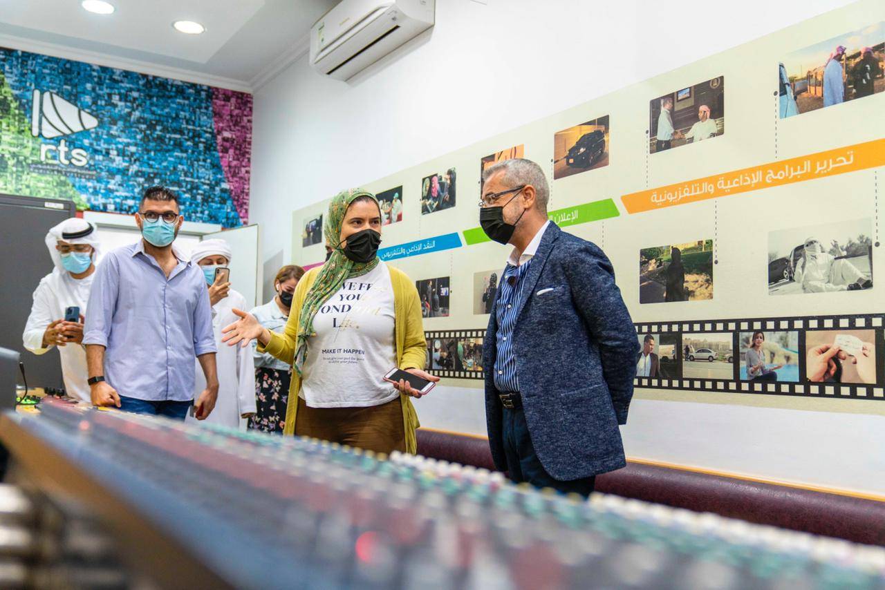 جامعة عجمان تكرّم الإعلامي البارز مصطفى الآغا لدوره المجتمعي الرائد