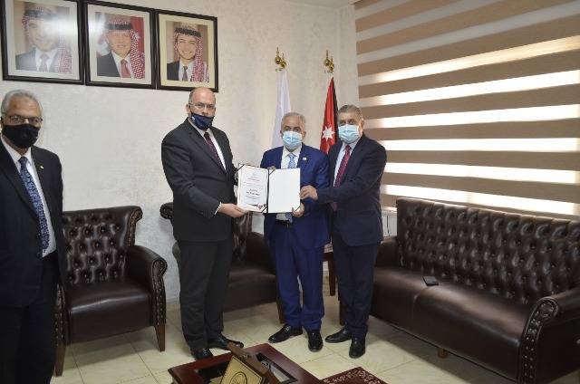 عمان الأهلية تتسلم شهادات ضمان الجودة لكليات : الحقوق والصيدلة وتقنية المعلومات والأعمال