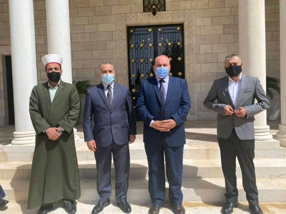 رئيس جامعة العلوم الإسلامية العالمية يزور ضريح المغفور له الأمير محمد بن طلال 