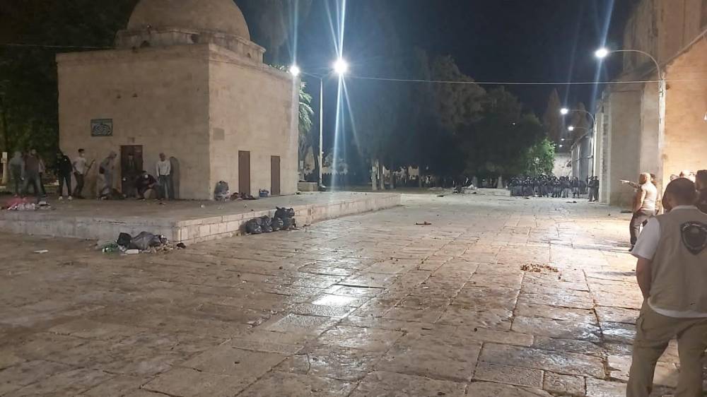 53 إصابة حصيلة المواجهات في ساحات الأقصى وإدانة عربية ودولية لسلطات الاحتلال الصهيوني .. صور وفيديو