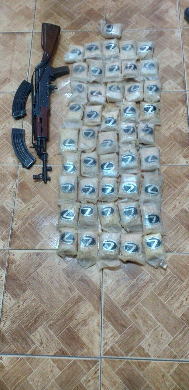 ضبط 100 الف حبة مخدرة وسلاح ناري اتوماتيكي بحوزة احد تجار المواد المخدرة بعد مداهمة منزله في البادية الشمالية