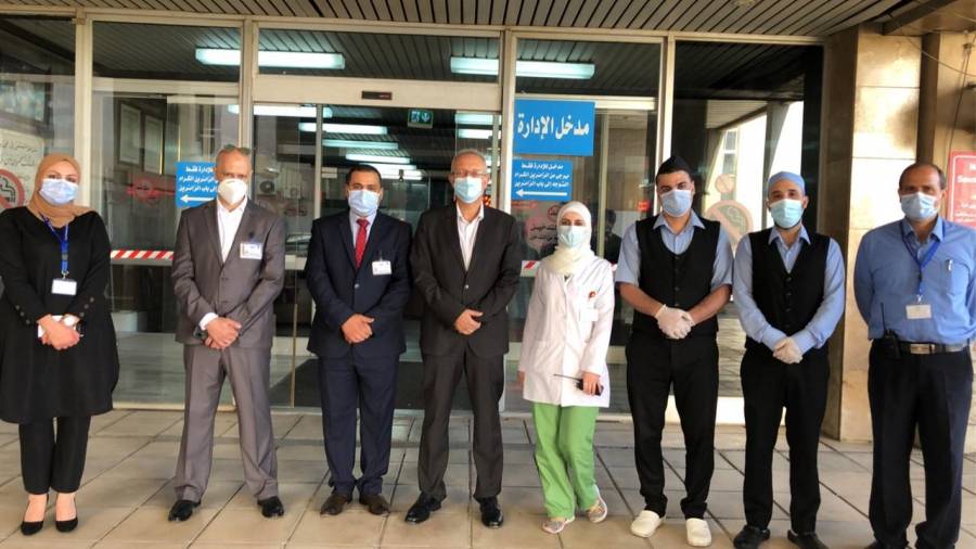 مدير عام مستشفى الجامعة يتفقد سير العمل في أول أيام العيد ويهنئ الموظفين