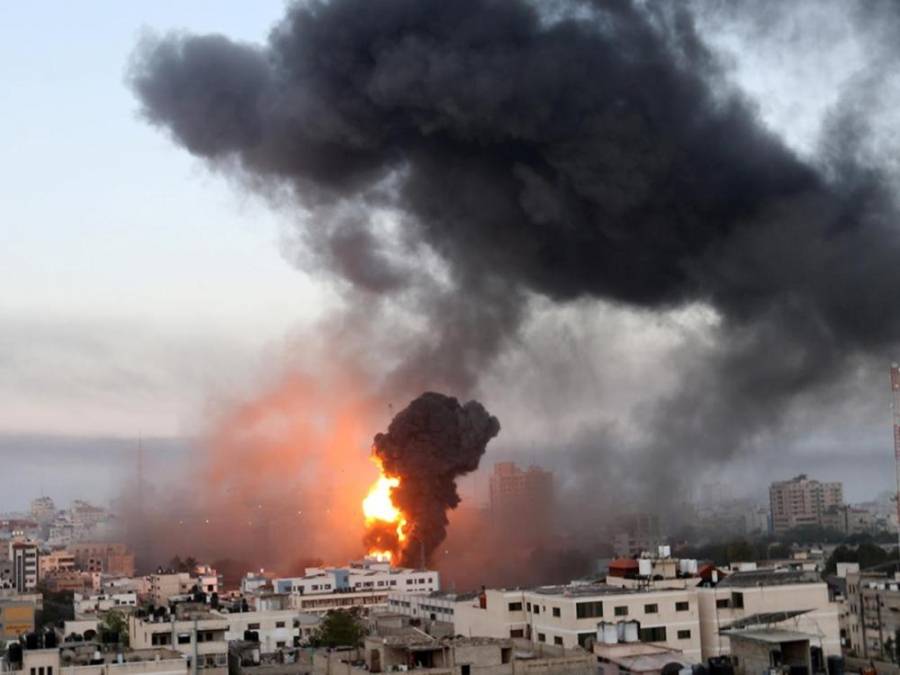 غزة : الاحتلال يقصف مقري وزارتي العمل والتنمية الاجتماعية