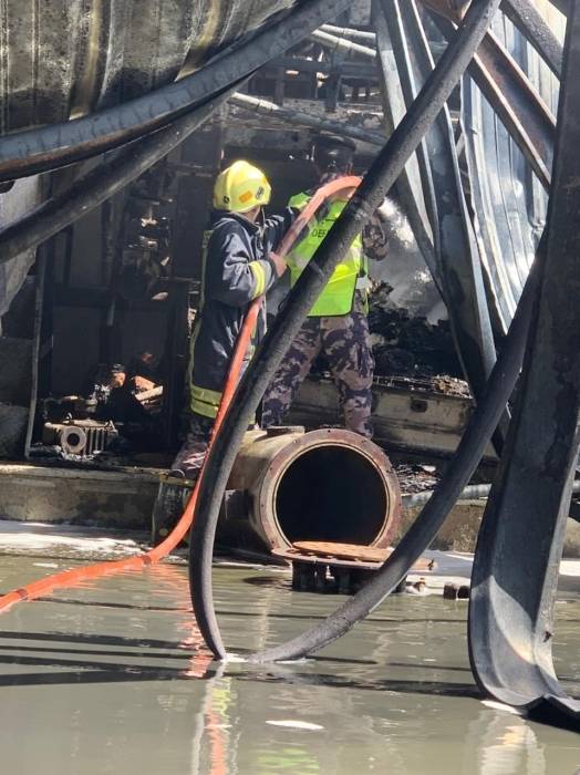 الدفاع المدني يخمد حريق مصنع في محافظة العاصمة