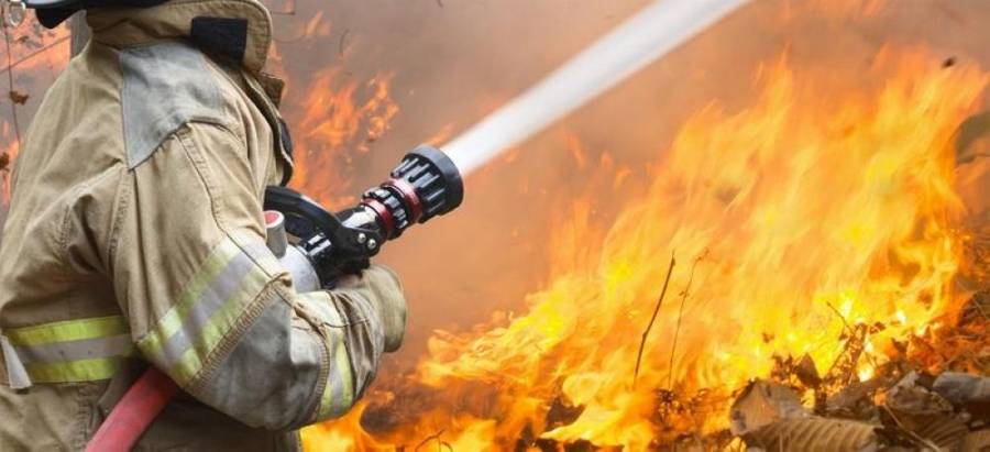 إخماد حريق شب بمصنع للبولسترين في الموقر