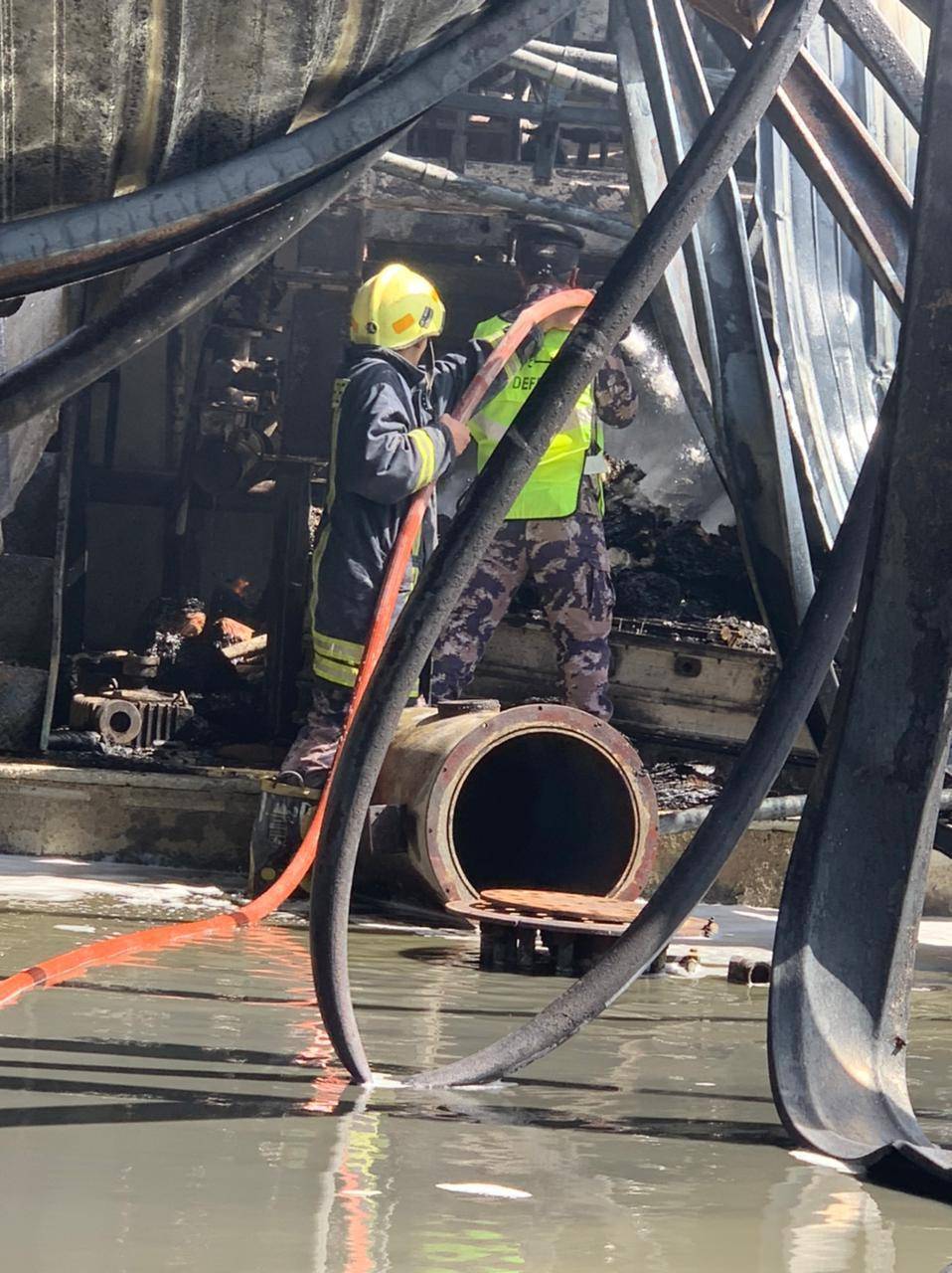 الدفاع المدني يخمد حريق مصنع في محافظة العاصمة 