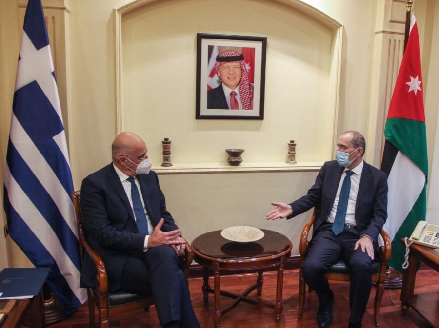 الصفدي يلتقي وزير الخارجية اليوناني نيكوس دندياس 