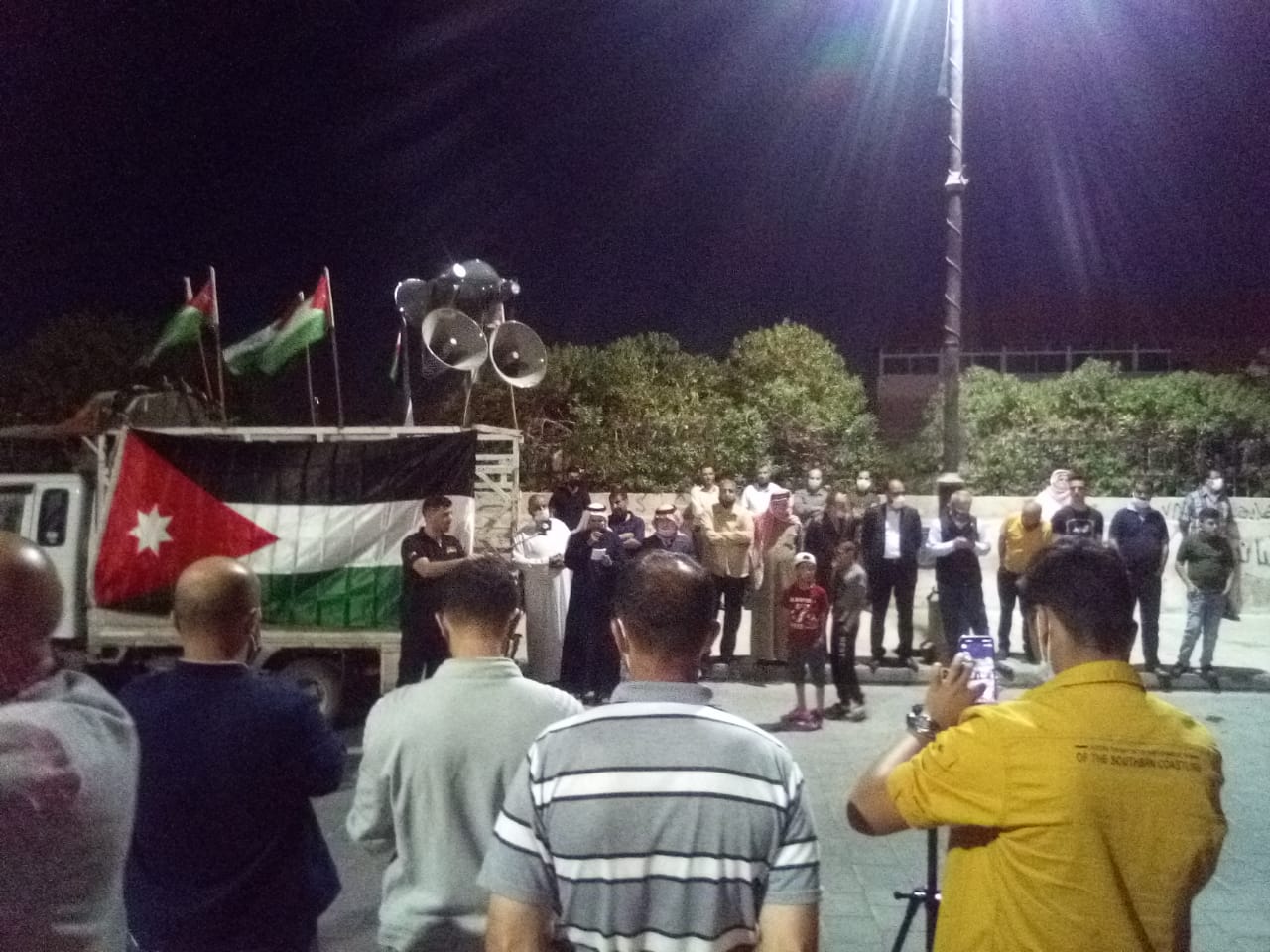 مادبا : فاعليات شعبية وحزبية تنفذ وقفة تضامنية في ساحة السلام دعما للأشقاء الفلسطينيين 