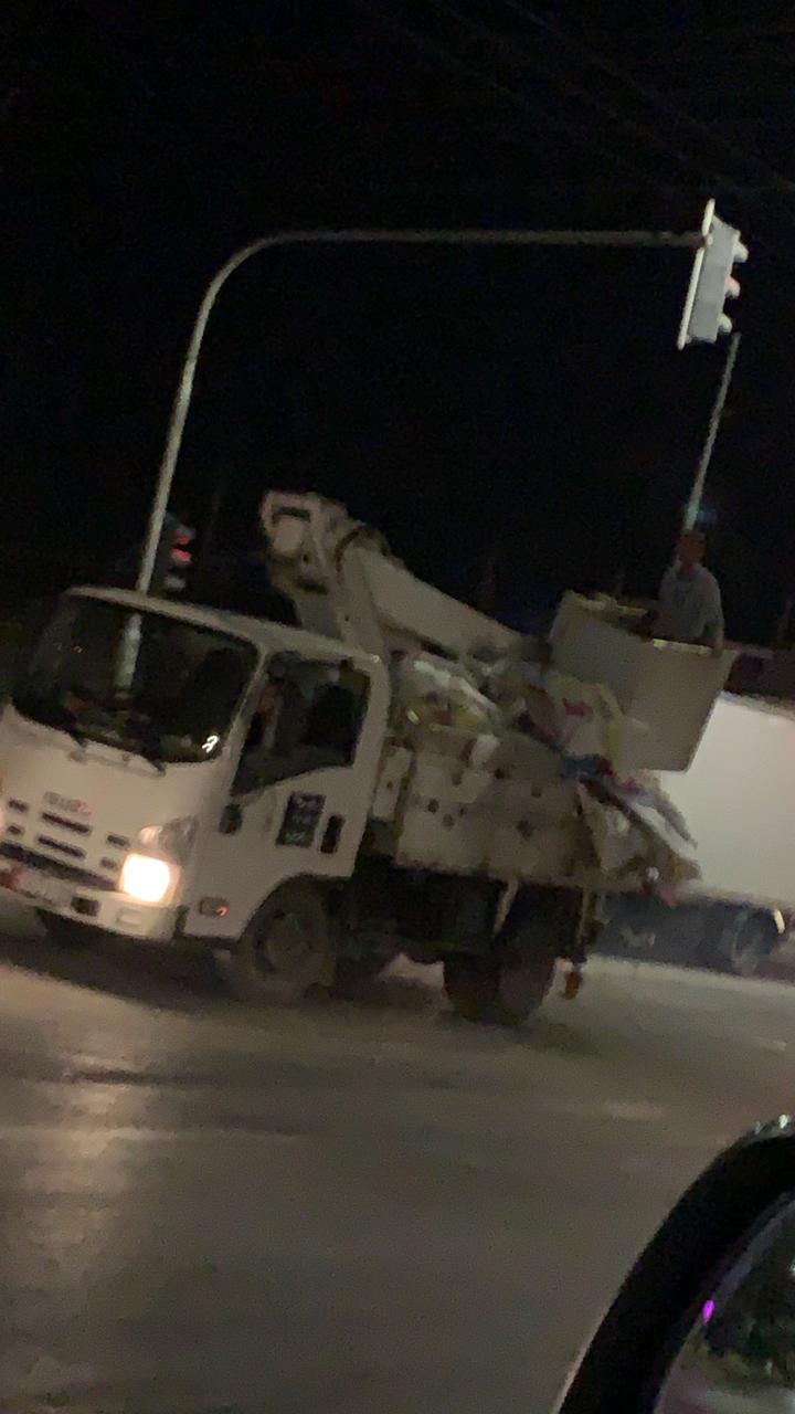 بلدية مادبا تنفذ حملة لإزالة مظاهر الدعاية واليافطات المعلقة في الشوارع وعلى الشواخص المرورية