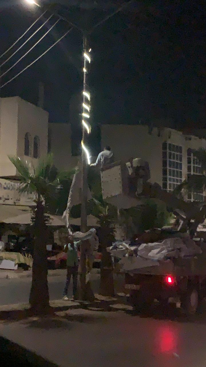 بلدية مادبا تنفذ حملة لإزالة مظاهر الدعاية واليافطات المعلقة في الشوارع وعلى الشواخص المرورية