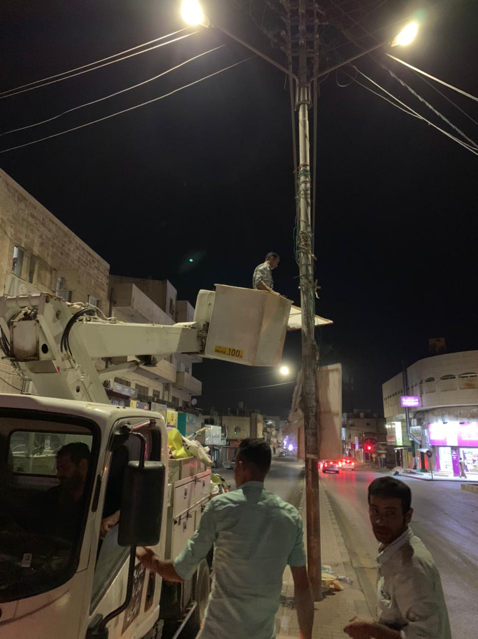 بلدية مادبا تنفذ حملة لإزالة مظاهر الدعاية واليافطات المعلقة في الشوارع وعلى الشواخص المرورية