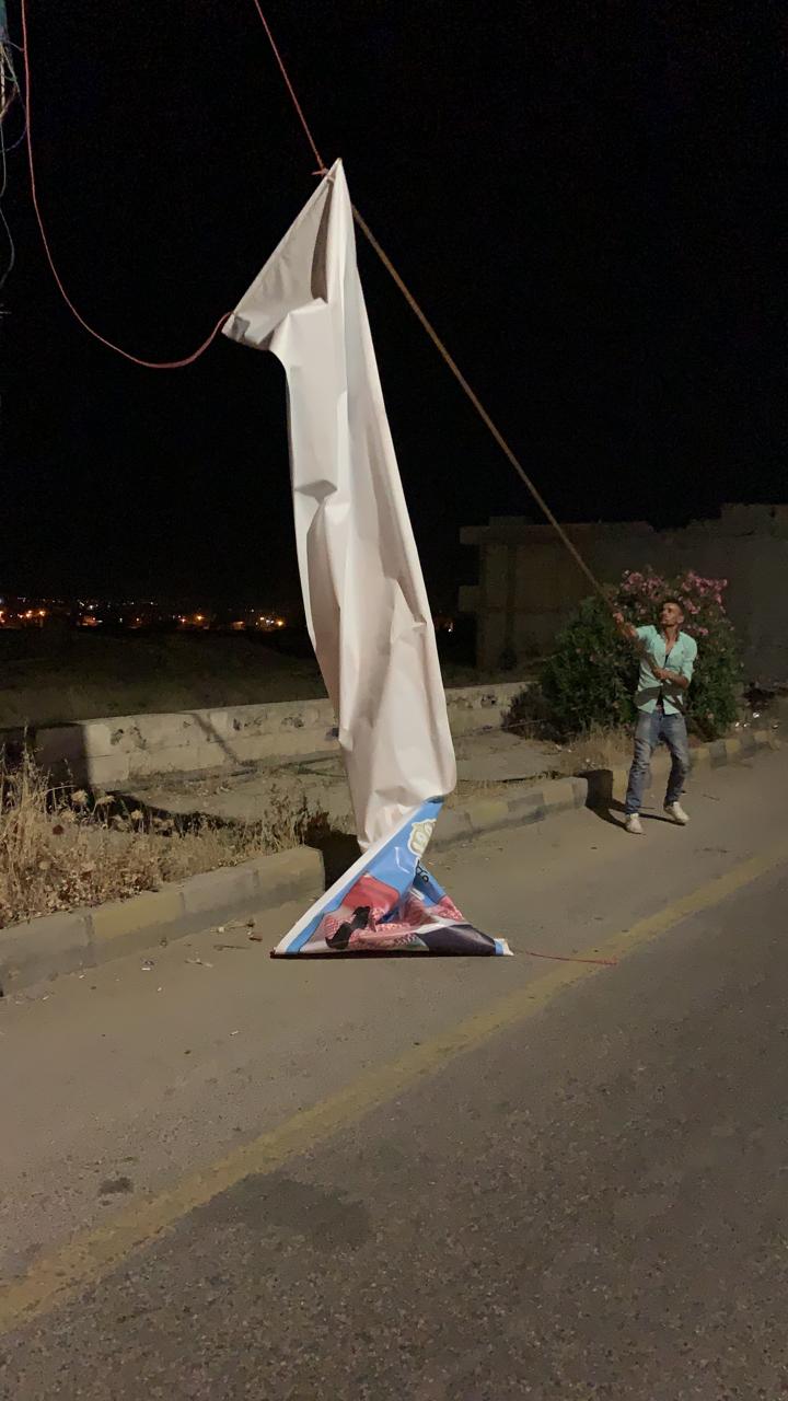 بلدية مادبا تنفذ حملة لإزالة مظاهر الدعاية واليافطات المعلقة في الشوارع وعلى الشواخص المرورية