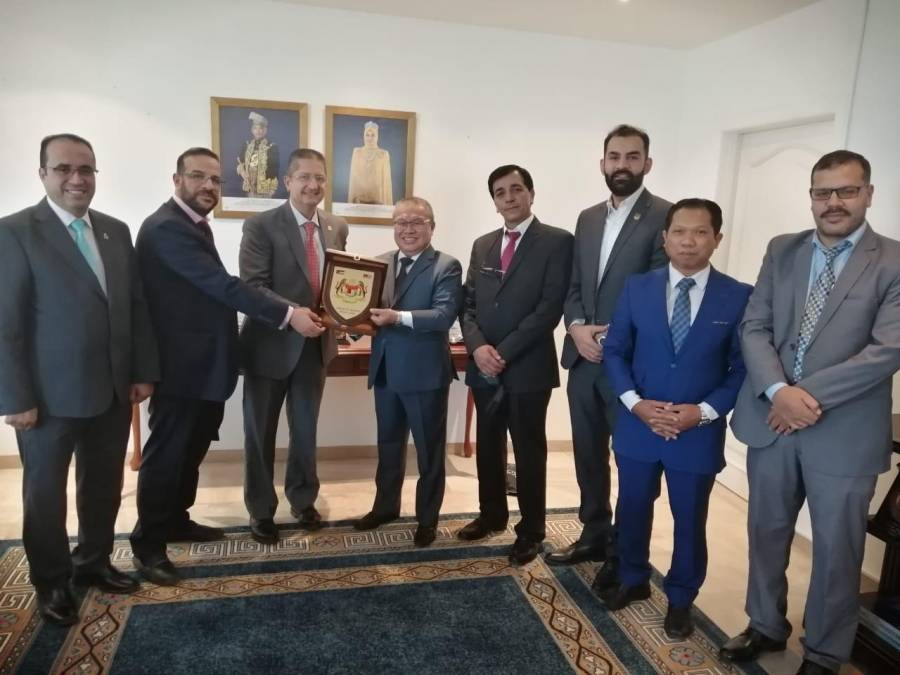وفد من جمعية خريجي الجامعات الماليزية في الأردن يلتقي السفير الماليزي في عمان
