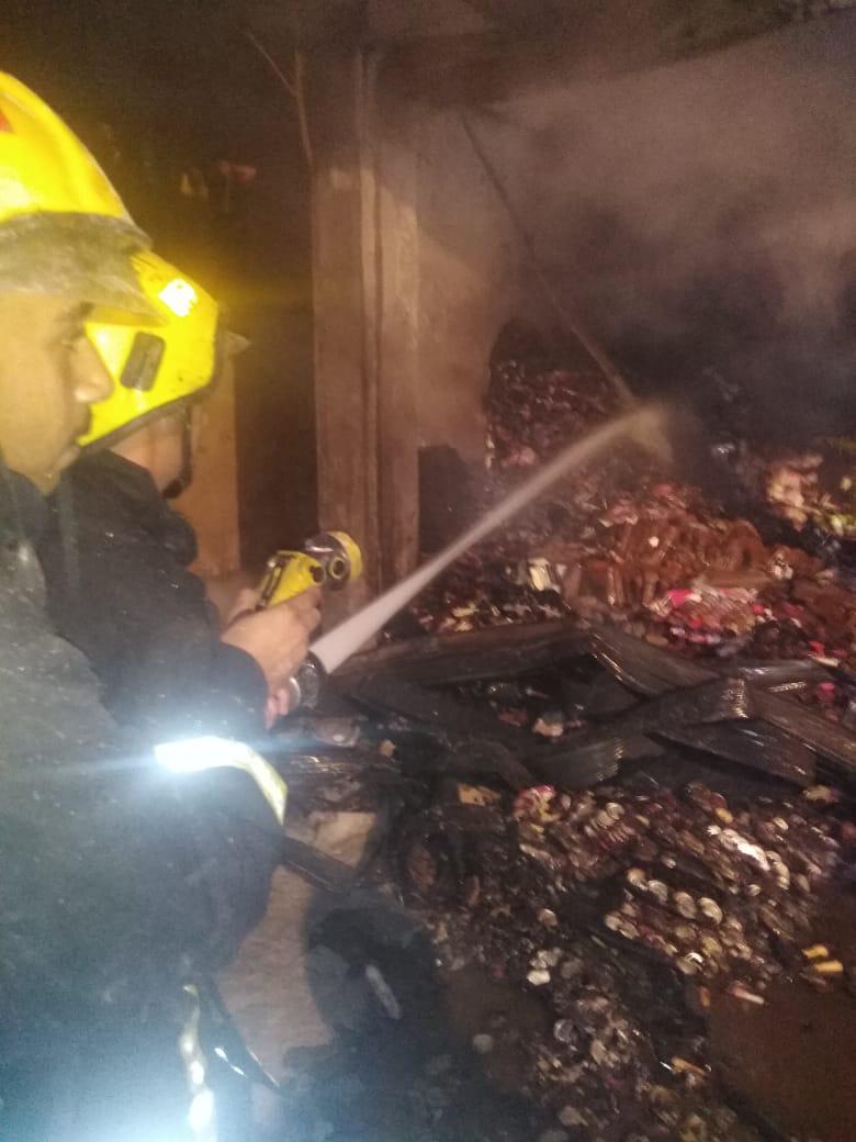 الدفاع المدني يخمد حريق مستودع في محافظة العاصمة  