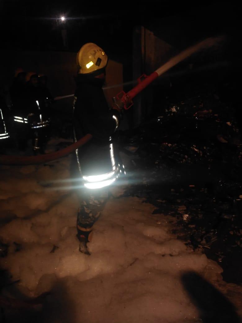 الدفاع المدني يخمد حريق مستودع في محافظة العاصمة  