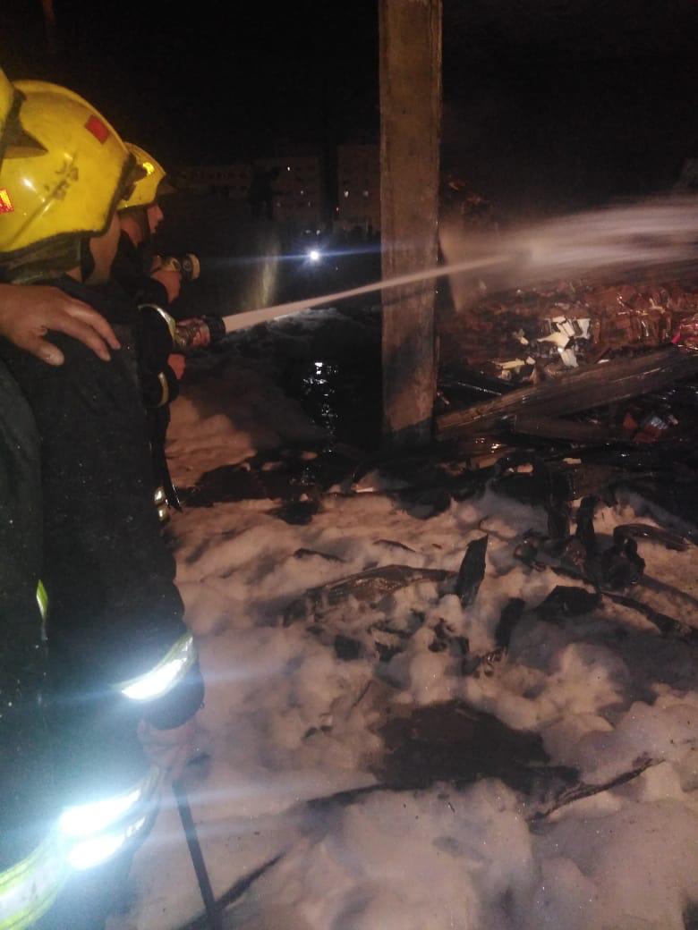 الدفاع المدني يخمد حريق مستودع في محافظة العاصمة  