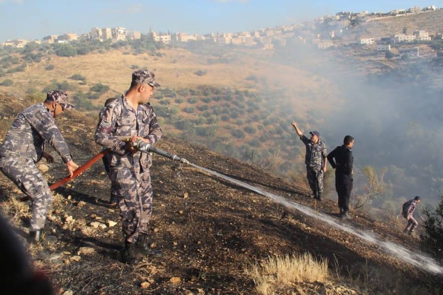 الدفاع المدني يخمد حريقا طال 1200 دونم من الأعشاب الجافة والاشجار والمحاصيل في محافظة اربد