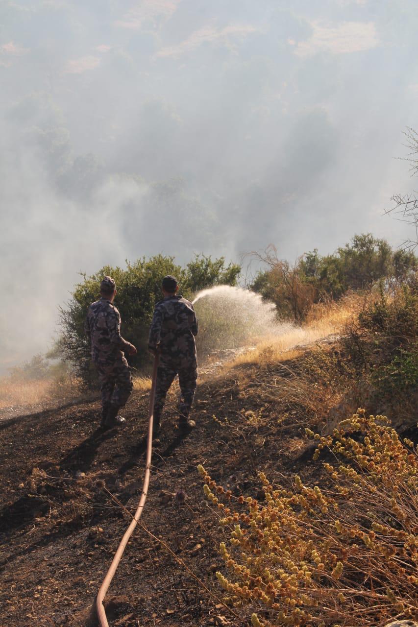 الدفاع المدني يخمد حريقا طال 1200 دونم من الأعشاب الجافة والاشجار والمحاصيل في محافظة اربد