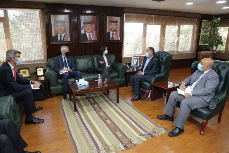 وزير المياة والري يستقبل السفيرة البرطانية لدى الأردن