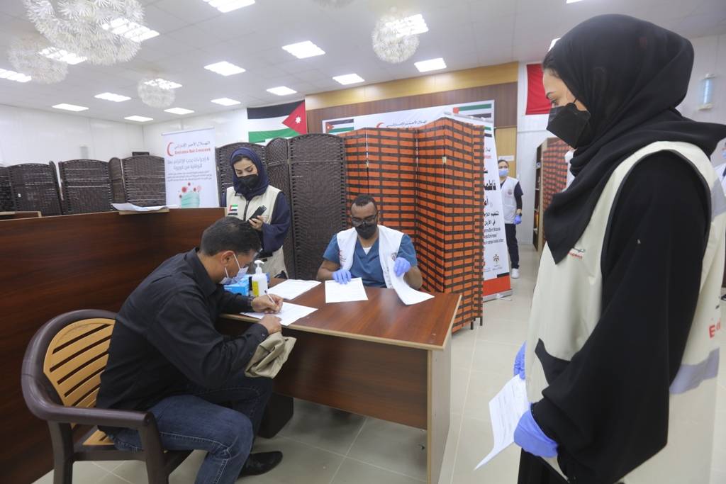 الهلال الأحمر الإماراتي ينفذ المرحلة الأولى من برنامج تطعيم اللاجئين السوريين بمخيمات اللاجئين السوريين في الاردن