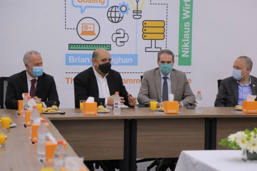 وزيرا الاقتصاد الرقمي والصحة يزوران محطة أورنج للتطعيم ضد كورونا