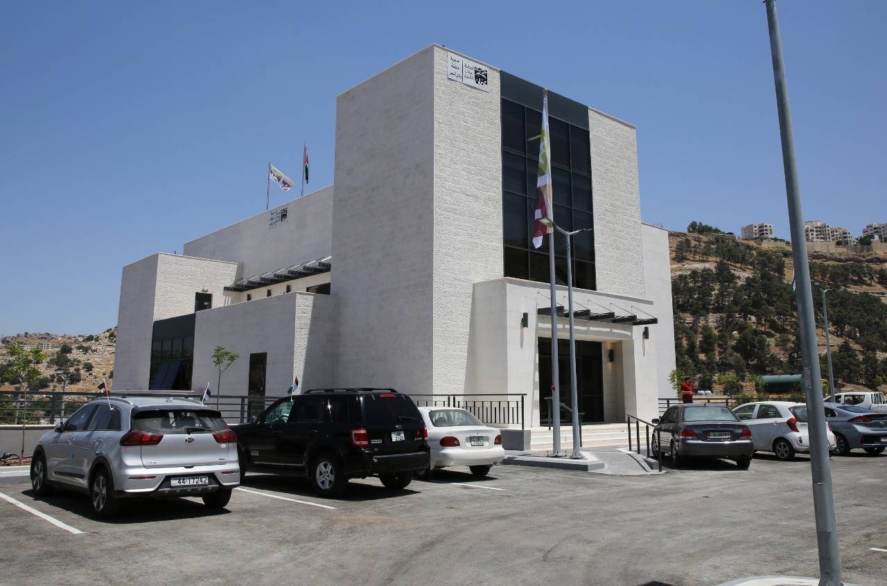 الشواربة يفتتح مبنى منطقة صويلح ومبنى وادي السير