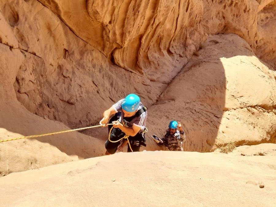 الدفاع المدني ينقذ شخصاً عالقاً على مرتفع جبلي في محافظة العقبة