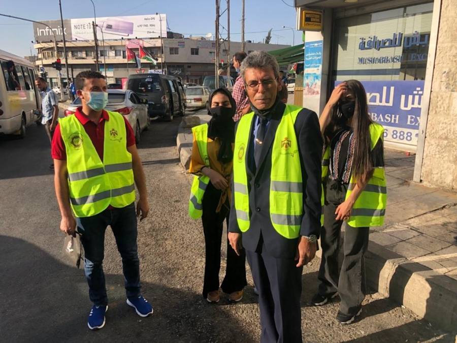 جمعية الاصايل للأبداع والفن التشكيلي توزع أكياس خاصة بالسيارات بالعاصمة والمفرق .. صور