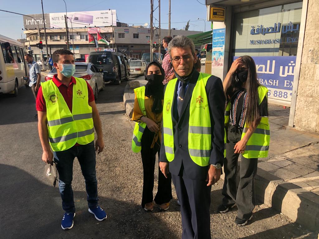 جمعية الاصايل للأبداع والفن التشكيلي توزع أكياس خاصة بالسيارات بالعاصمة والمفرق .. صور 