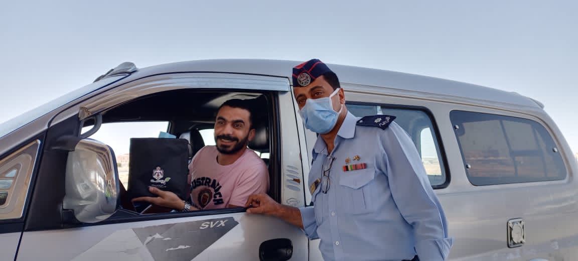 جمعية الاصايل للأبداع والفن التشكيلي توزع أكياس خاصة بالسيارات بالعاصمة والمفرق .. صور 