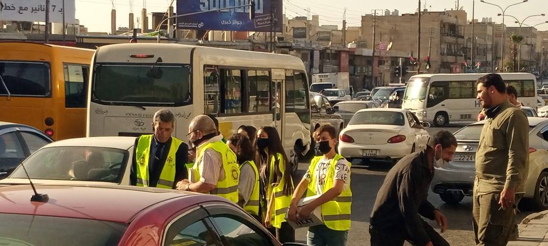 جمعية الاصايل للأبداع والفن التشكيلي توزع أكياس خاصة بالسيارات بالعاصمة والمفرق .. صور 