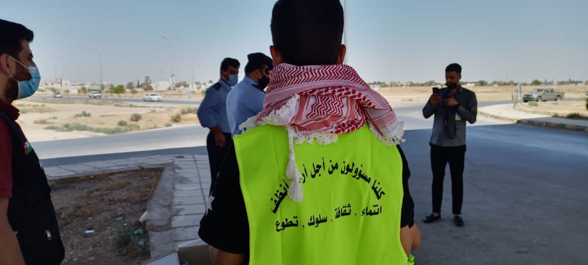 جمعية الاصايل للأبداع والفن التشكيلي توزع أكياس خاصة بالسيارات بالعاصمة والمفرق .. صور 