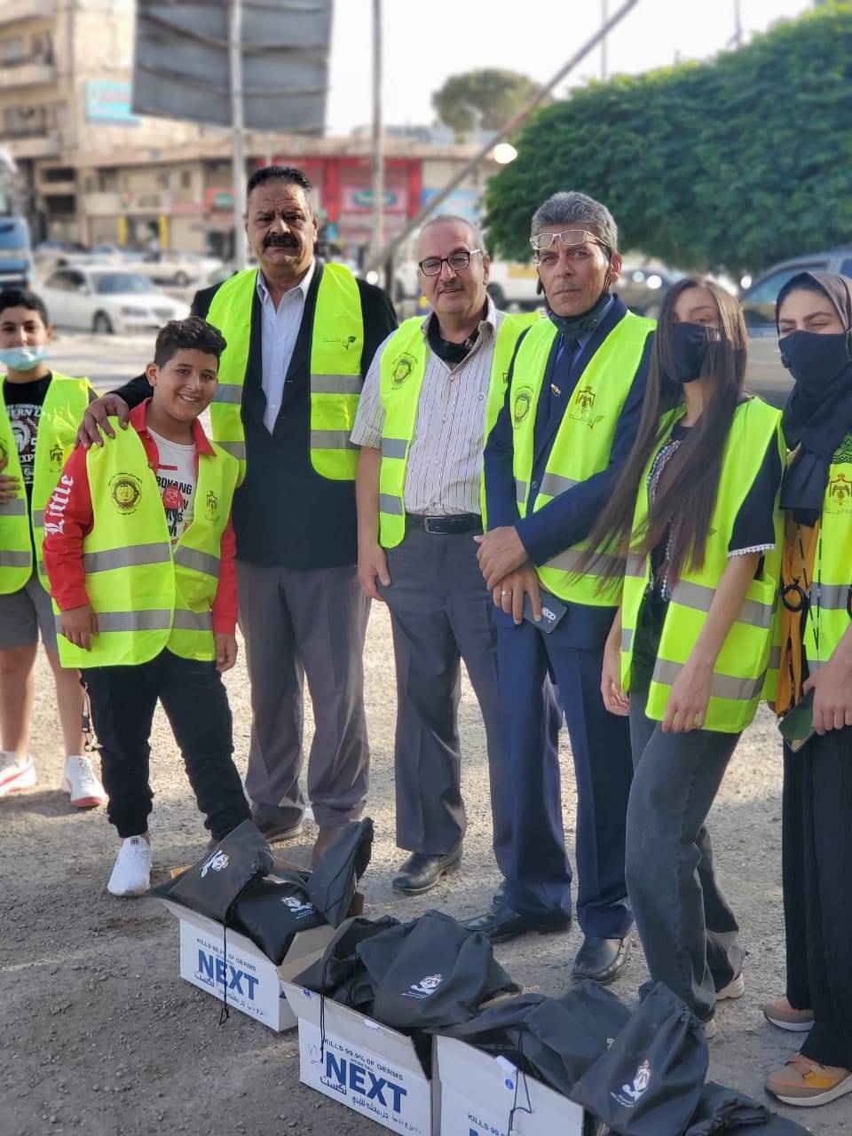 جمعية الاصايل للأبداع والفن التشكيلي توزع أكياس خاصة بالسيارات بالعاصمة والمفرق .. صور 