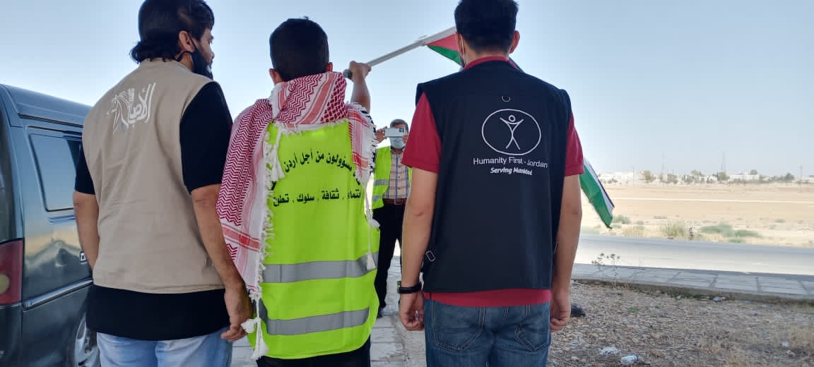 جمعية الاصايل للأبداع والفن التشكيلي توزع أكياس خاصة بالسيارات بالعاصمة والمفرق .. صور 