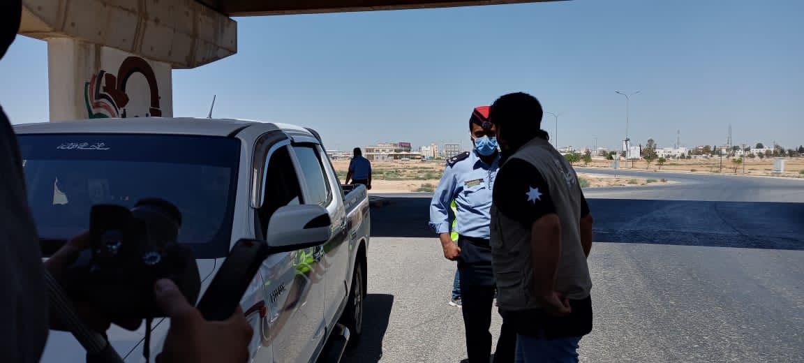 جمعية الاصايل للأبداع والفن التشكيلي توزع أكياس خاصة بالسيارات بالعاصمة والمفرق .. صور 