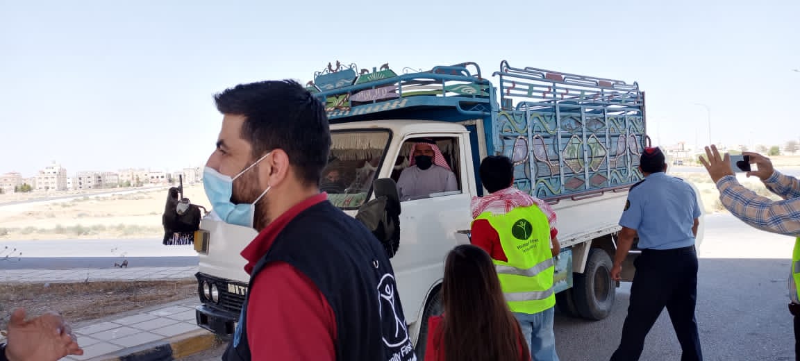 جمعية الاصايل للأبداع والفن التشكيلي توزع أكياس خاصة بالسيارات بالعاصمة والمفرق .. صور 