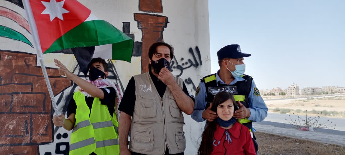 جمعية الاصايل للأبداع والفن التشكيلي توزع أكياس خاصة بالسيارات بالعاصمة والمفرق .. صور 