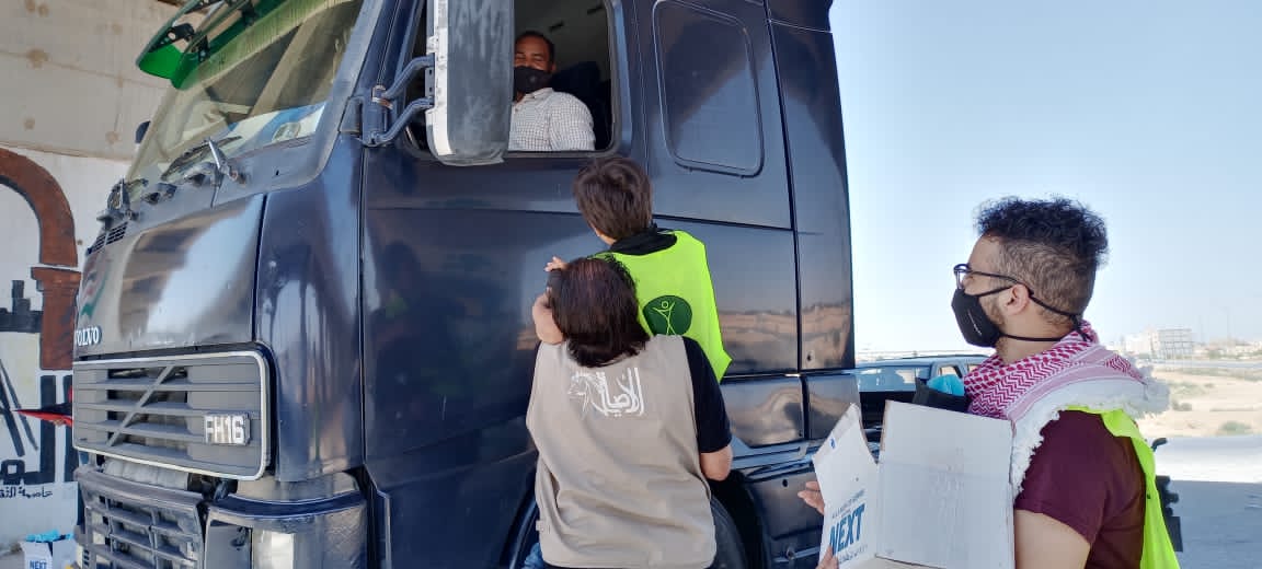 جمعية الاصايل للأبداع والفن التشكيلي توزع أكياس خاصة بالسيارات بالعاصمة والمفرق .. صور 