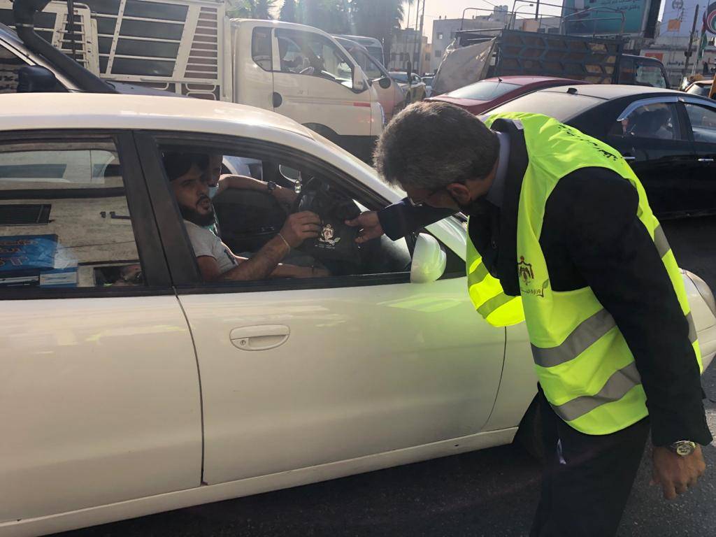 جمعية الاصايل للأبداع والفن التشكيلي توزع أكياس خاصة بالسيارات بالعاصمة والمفرق .. صور 