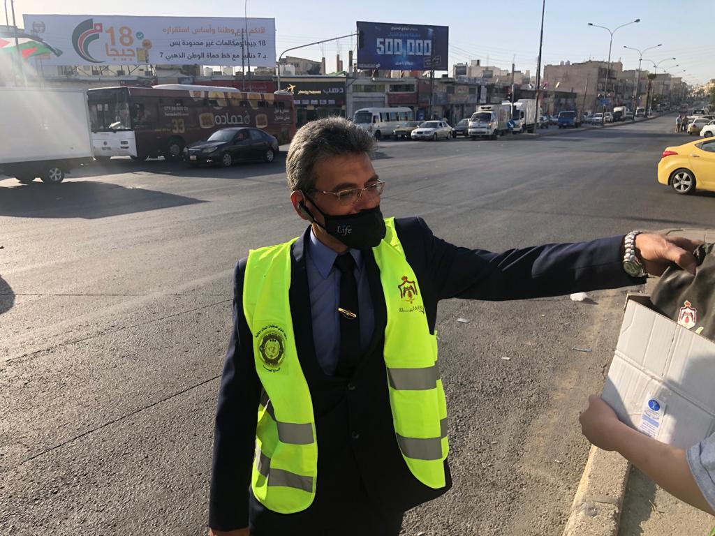 جمعية الاصايل للأبداع والفن التشكيلي توزع أكياس خاصة بالسيارات بالعاصمة والمفرق .. صور 